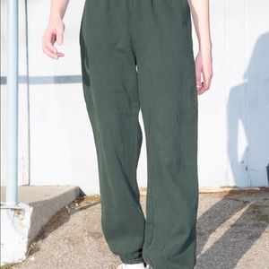 Brandy Melville Dark Green Rosa Sweatpants